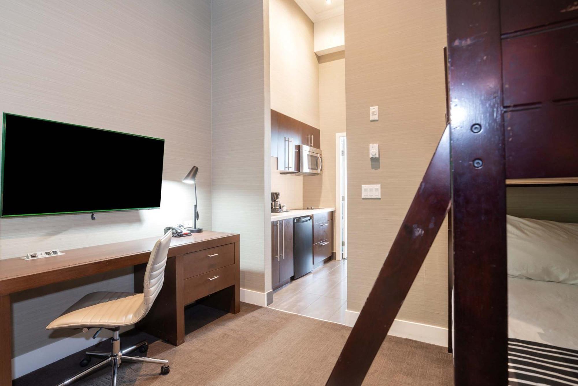 Family Suite, 1 King Bed, Bunk Beds, Kitchenette